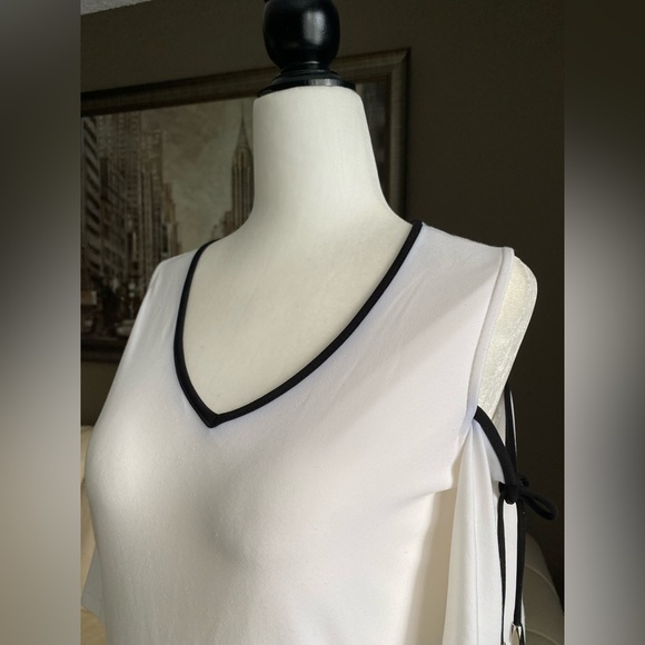 Melanie Lyne Cold Shoulder Top - Picture 4 of 8